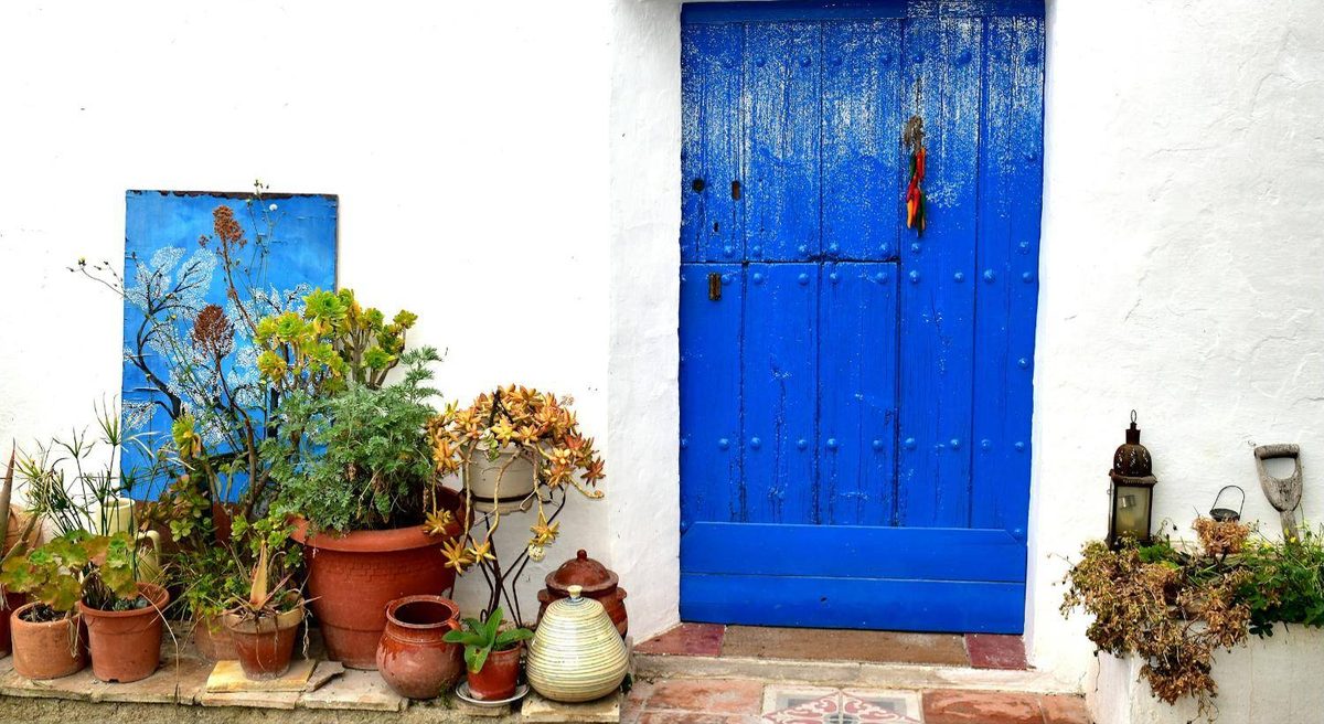 Casa encalada con puerta azul en Almería